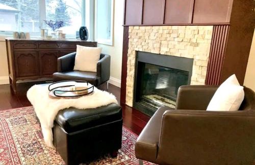 Northwest Edmonton Apartment | Spacious 6 beds 3 baths home in Central WiFi parking AC