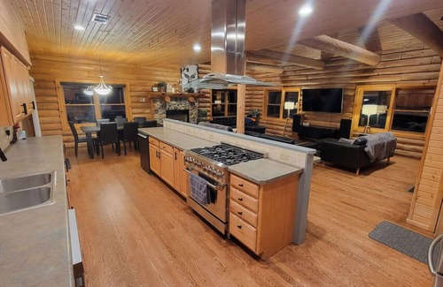 Cable Cabin | Spacious 6bed/6bath Lakefront Cabin 5mins to Cable