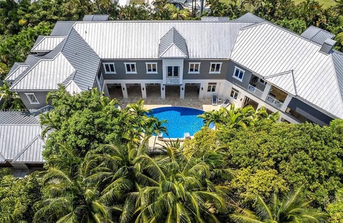 Plantation House | Spacious 9-bedroom house SLEEPS 20!!! Large groups welcome