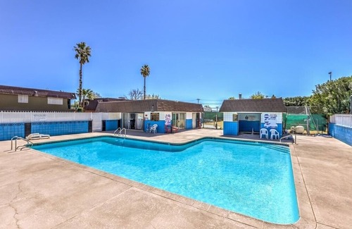 Las Vegas Condo | Spacious & Accessible 2-bedroom Condo with Pool & Private Garage, BEST LOCATION!