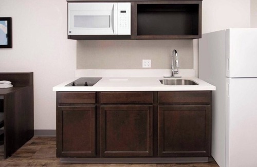 Newnan Hotel | Spacious Accommodation w/Cooking Amenities & Great Local Access