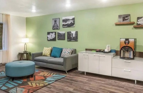 Newnan Hotel | Spacious Accommodation w/Cooking Amenities & Great Local Access