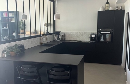 Begles House | Spacious air-conditioned family home with private pool