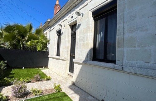Begles House | Spacious air-conditioned family home with private pool