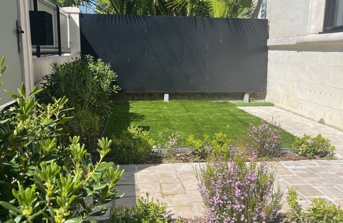 Begles House | Spacious air-conditioned family home with private pool