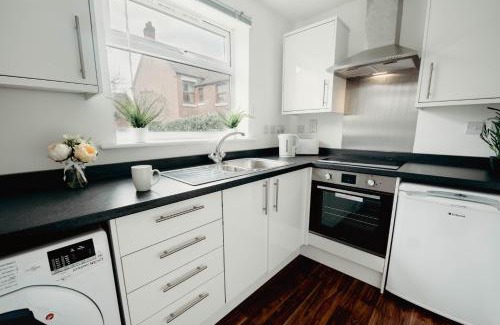 Hinckley Apartment | Spacious and Bright 2 Bedroom Ground Floor Apartment 5 min walk from town centre with Free Parking Business and Leisure by Jesswood Properties