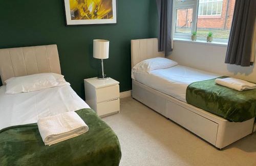 Hinckley Apartment | Spacious and Bright 2 Bedroom Ground Floor Apartment 5 min walk from town centre with Free Parking Business and Leisure by Jesswood Properties