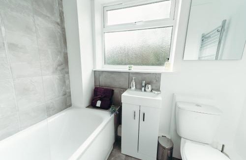 Hinckley Apartment | Spacious and Bright 2 Bedroom Ground Floor Apartment 5 min walk from town centre with Free Parking Business and Leisure by Jesswood Properties