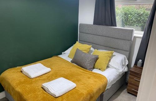 Hinckley Apartment | Spacious and Bright 2 Bedroom Ground Floor Apartment 5 min walk from town centre with Free Parking Business and Leisure by Jesswood Properties