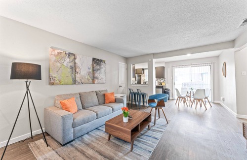 Riverside Apartment | Spacious and Chic King Bed 2BR Suite 5 Min to DT