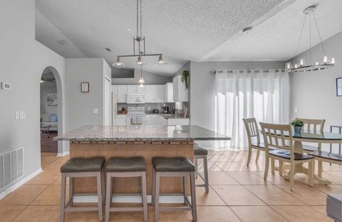 Sandalwood House | Spacious and Comfy 4b/2bath Family friendly and Quiet neighborhood