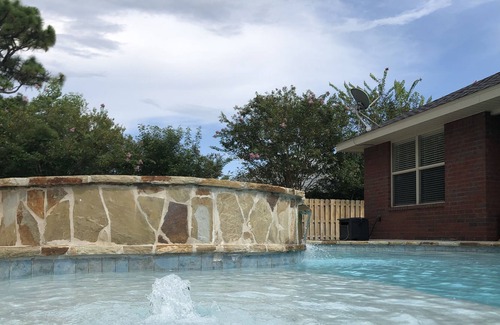 Gulf Breeze House | SPACIOUS and COZY 4 bedroom home w pool & spa