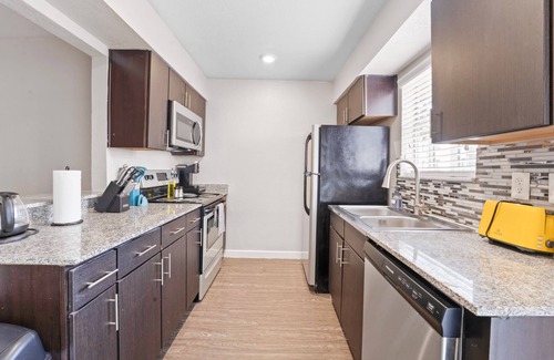 Riverside Apartment | Spacious and Cozy King Bed 2BR Suite 5 Min to DT