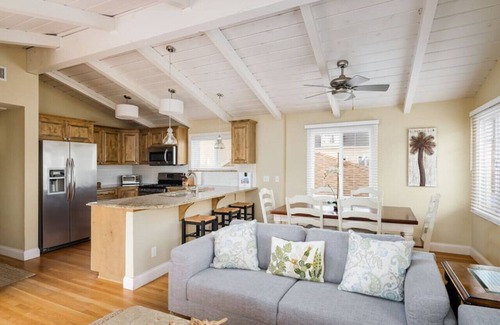 Mission Beach Villa | Spacious and lofty 3 bedroom with A/C & Extra Den!