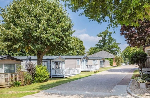 Axminster House | Spacious and luxurious 12-foot-wide caravan with one double and one twin.