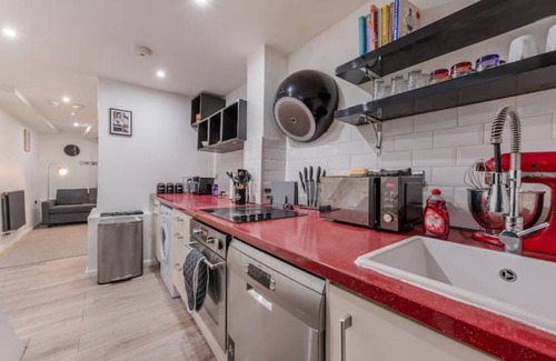 Hammersmith Broadway Apartment | Spacious and modern apartment