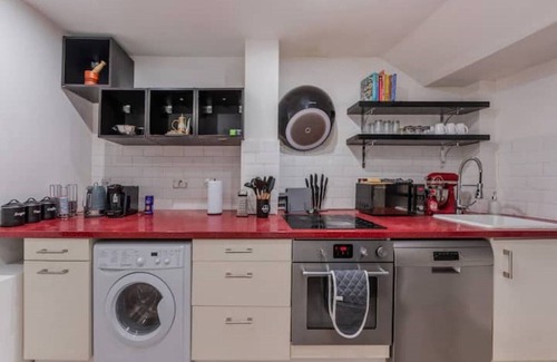 Hammersmith Broadway Apartment | Spacious and modern apartment