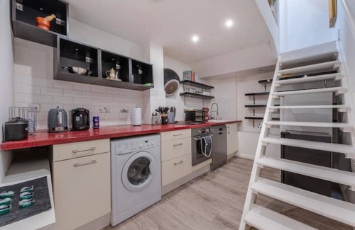Hammersmith Broadway Apartment | Spacious and modern apartment