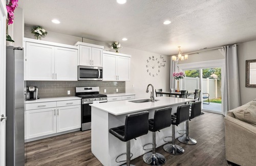 Meridian House | Spacious and Peaceful 4BR/2.5 House with Modern Comforts and Private Yard