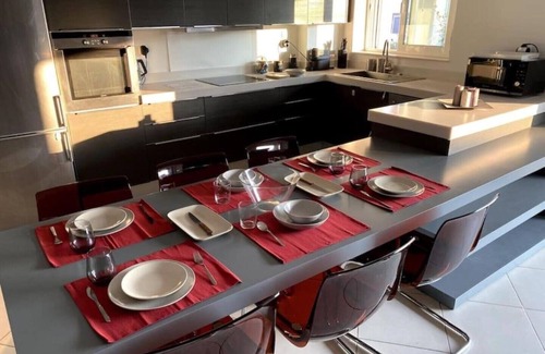 Khalandrion Apartment | Spacious and Sunkissed 3BR & 2 Bathrooms Apartment