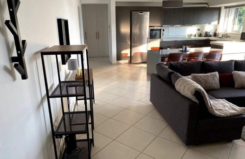 Khalandrion Apartment | Spacious and Sunkissed 3BR & 2 Bathrooms Apartment