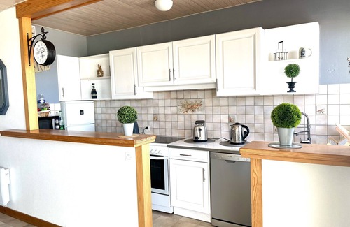 Saint-Jean-de-Monts Apartment | SPACIOUS APARTMENT WITH LARGE SEA-FACING BALCONY WIFI
