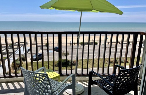 Saint-Jean-de-Monts Apartment | SPACIOUS APARTMENT WITH LARGE SEA-FACING BALCONY WIFI