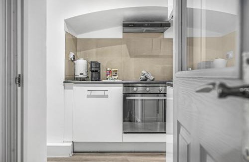 Courtfield Apartment | Spacious Apartment 5 Mins Walk to South Kensington, Hyde Park, Chelsea, Perfect For Families, Free Tea, Coffee, Super Fast WiFi
