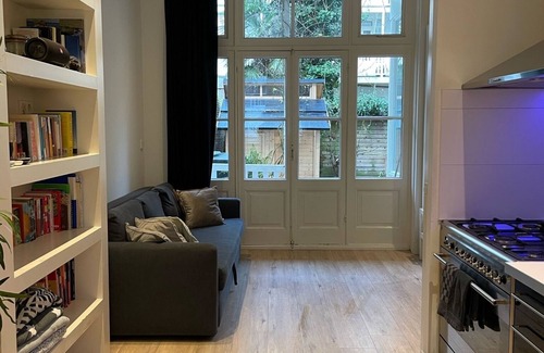 Van Lennepbuurt Apartment | Spacious apartment close to museums