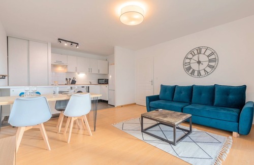 Saint-Maurice Pellevoisin Apartment | Spacious apartment with parking and balcony!