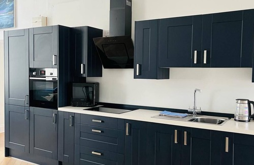 Ross-on-Wye Apartment | Spacious Apartment in Ross-on-Wye, close to river and town centre - free parking