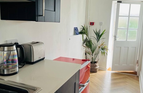 Ross-on-Wye Apartment | Spacious Apartment in Ross-on-Wye, close to river and town centre - free parking