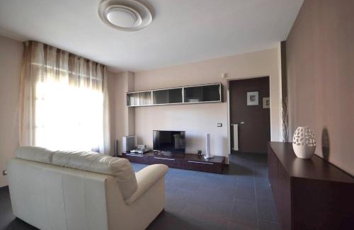 Vercelli Apartment | Spacious apartment in Vercelli with terrace and garden