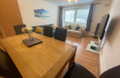 Uxbridge North Apartment | Spacious Apartment near Heathrow with Allocated Parking