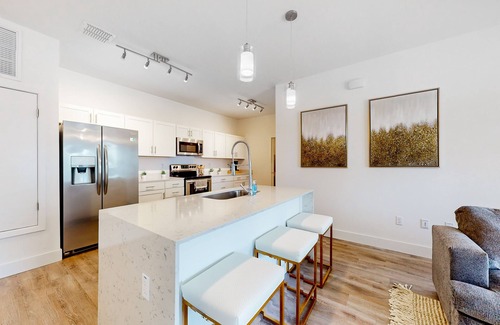 Gainesville Apartment | Spacious apartment with washer & dryer, private balcony, WiFi and pool