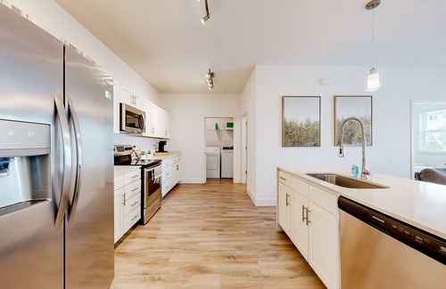 Gainesville Apartment | Spacious apartment with washer & dryer, private balcony, WiFi and pool