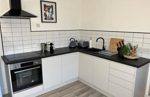 Bournemouth Apartment | Spacious Apartment with Private Terrace close to Beaches and the New Forest