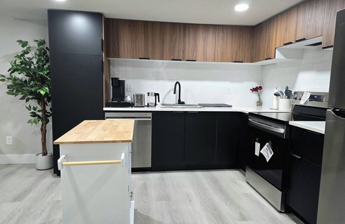 Southwest Edmonton House | 🏡 Spacious Basement Suite: 2 queen beds, Kitchen, Livingroom, Dining, Laundry