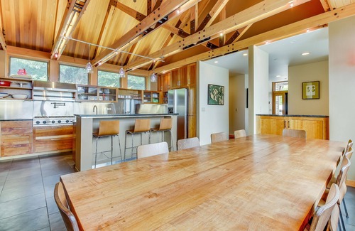 Anacortes House | Spacious bayfront home w/a patio, views, & easy beach access