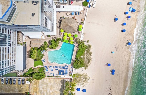 Bermuda Riviera Condo | Spacious Beach Retreat - Private Beach - Pool & Tiki - Ping Pong & Hockey Table