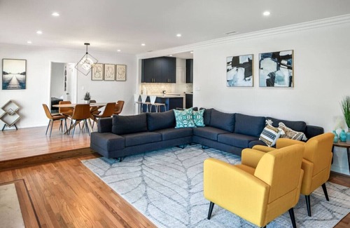 Tarzana House | Spacious, Beautiful Home W/Yard & Pool