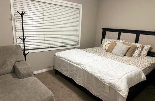 Airdrie House | Spacious Bedroom-Near Airport YYC