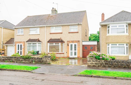 Swindon House | Spacious & Bright 2 Bed Home in Swindon w Parking