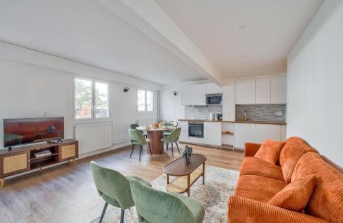 Grenelle Apartment | Spacious & Bright 2BR Apartment - Heart of 15th