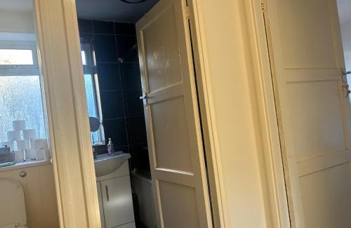 Lansbury House | Spacious bright double room