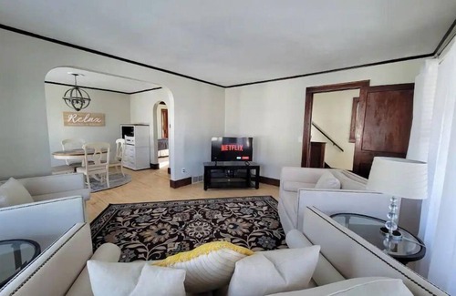 Portage House | SPACIOUS BUNGALOW- 20min to WI Dells/Devils Lake