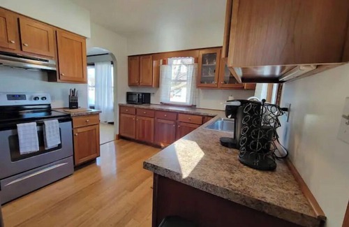 Portage House | SPACIOUS BUNGALOW- 20min to WI Dells/Devils Lake