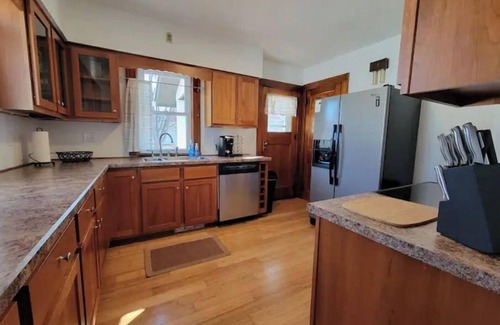 Portage House | SPACIOUS BUNGALOW- 20min to WI Dells/Devils Lake