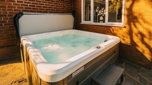 Cradley Villa | Spacious Bungalow - Hot Tub, Garden, Gated Parking