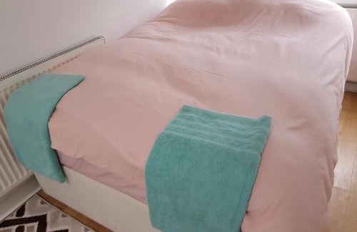 Pettits Apartment | Spacious Bungalow in Romford with parking